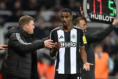 كاراجر: نيوكاسل يجب أن يبيع إيزاك مثلما حدث مع توريس